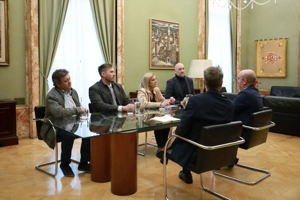 El delegado del Gobierno en Madrid, Francisco Martín Aguirre, se ha reunido hoy miércoles con la alcaldesa de Collado Villalba, Mariola Vargas Fernández.