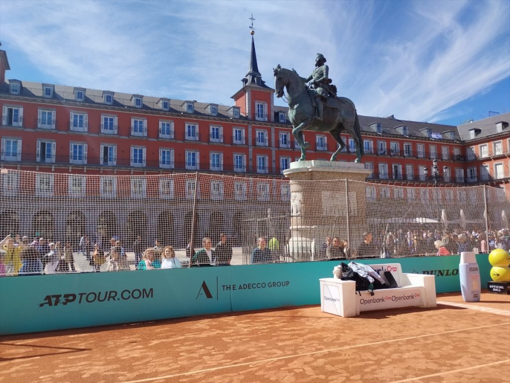 La vicealcaldesa Inma Sanz ejerce de alcaldesa en funciones y ya ha tenido que inaugurar la polémica pista de tenis en la Plaza Mayor.