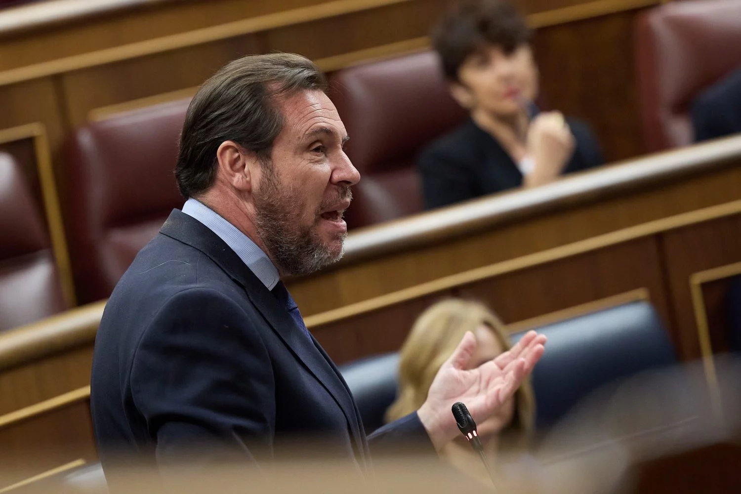 Óscar Puente reclama a Sánchez que no se rinda porque sería «entregar su cabeza»
