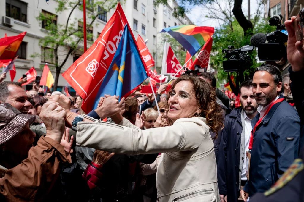 María Jesús Montero se da un baño de masas en plena reflexión de Pedro Sánchez