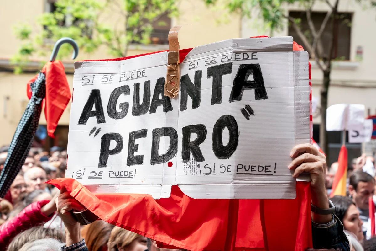 Aguanta Pedro, el lema del PSOE con cuatro casos de presunta corrupción encima