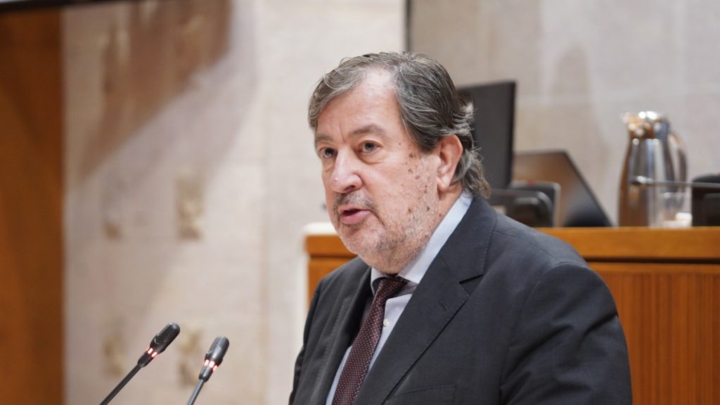 Juan Vidal, el diputado de Vox protesta porque durante los últimos cinco años, el Gobierno Central de Sánchez no ha tenido dinero para inversiones ferroviarias en Aragón.