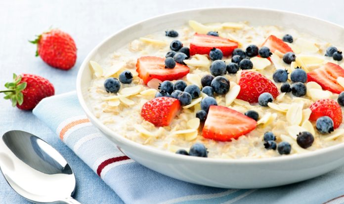 Porridge de avena y frutos rojos: El desayuno definitivo para acelerar el metabolismo