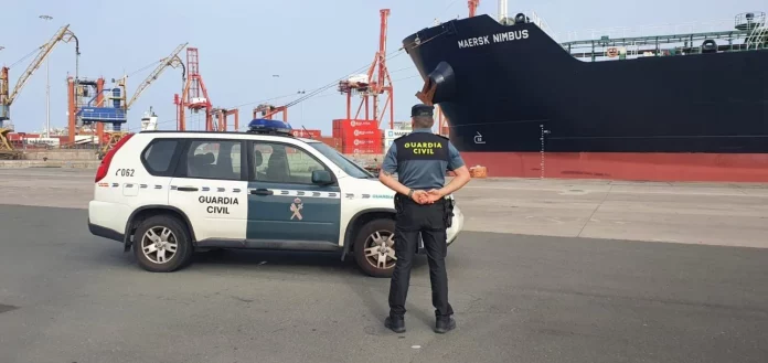 Un agente de la Guardia Civil en el Puerto de la Luz de Las Palmas.