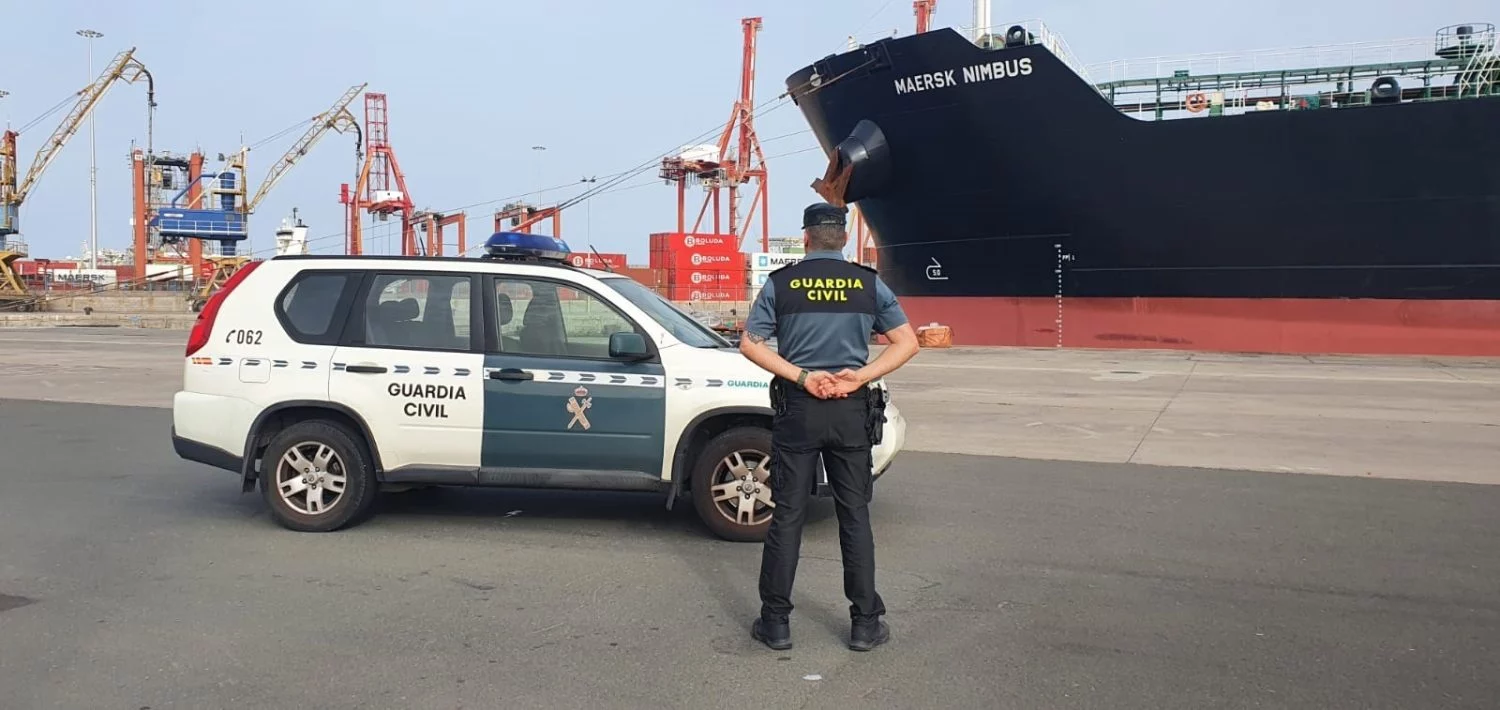 Un agente de la Guardia Civil en el Puerto de la Luz de Las Palmas.