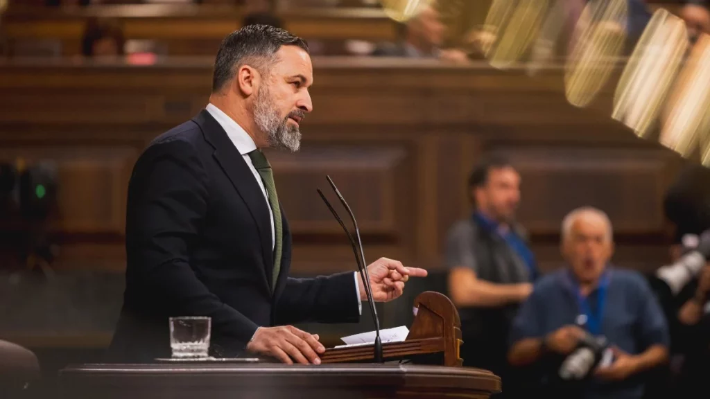 Según Abascal, Sánchez y su Gobierno pisotean la memoria de las víctimas de la guerra civil, tanto del bando republicano como del nacional.