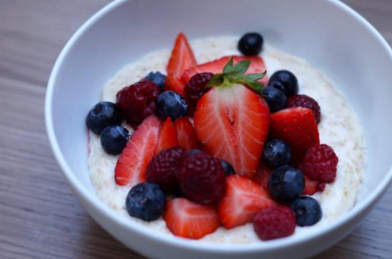 Porridge de avena y frutos rojos: El desayuno definitivo para acelerar el metabolismo 2 Moncloa Beneficios que aporta la avena a nuestro organismo