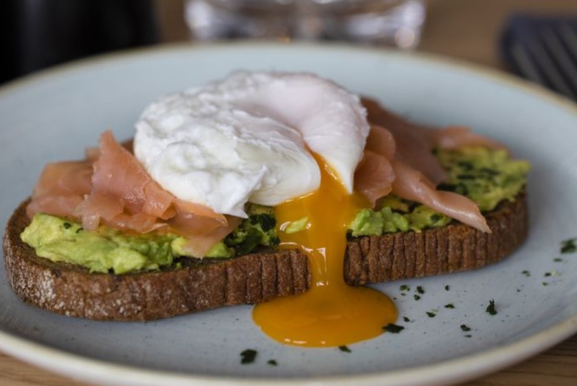 Tostada de aguacate al estilo mediterráneo: Una bomba de ácidos grasos para potenciar cerebro y corazón 2 Moncloa Cómo hacer la mejor tostada al estilo mediterráneo
