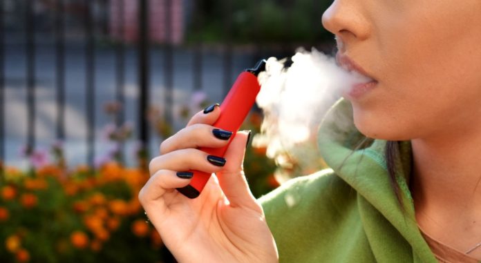 Alerta vapeadores: Estudio vincula el vapeo con un alto riesgo de insuficiencia cardíaca