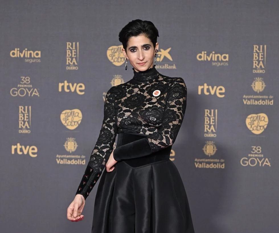 Cómo fue el look atrevido que lució Alba Flores en la última alfombra roja a la que asistió