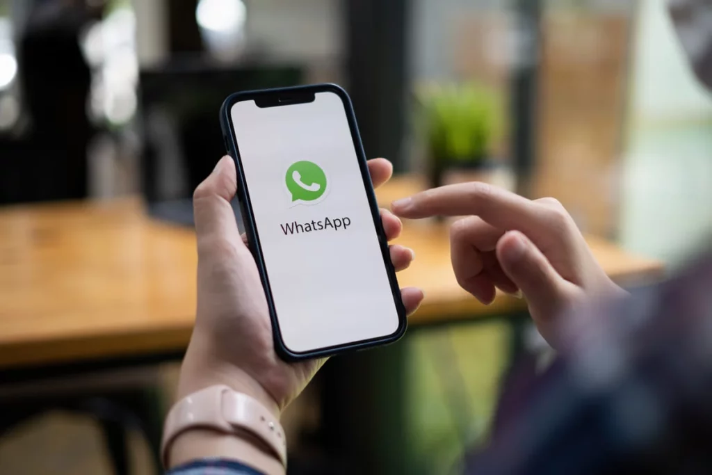 ¡Se terminó el misterio! Esta es la utilidad verdadera de la doble flecha en WhatsApp 2 Moncloa Qué son los canales de WhatsApp
