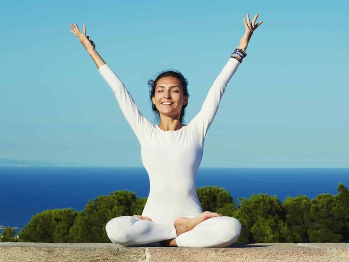 3 posturas de yoga que equivalen a 5 horas de sueño en solo 6 minutos