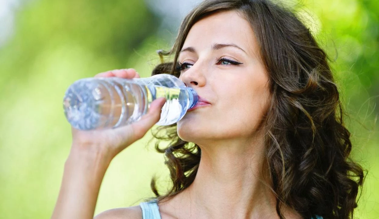 Esta es la cantidad de agua que debes tomar para evitar infecciones de orina