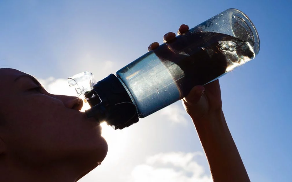 ¿Cuánto agua debemos tomar a diario?