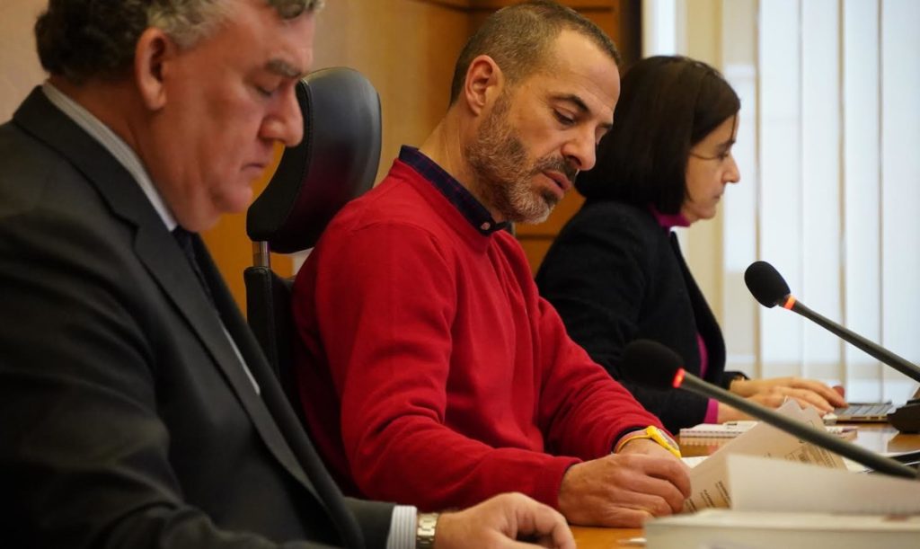 El alcalde de Siero, Ángel García, ya celebró un pleno extraordinario tras ser acusado por el PP de que había irregularidades en cesiones de instalaciones municipales. 