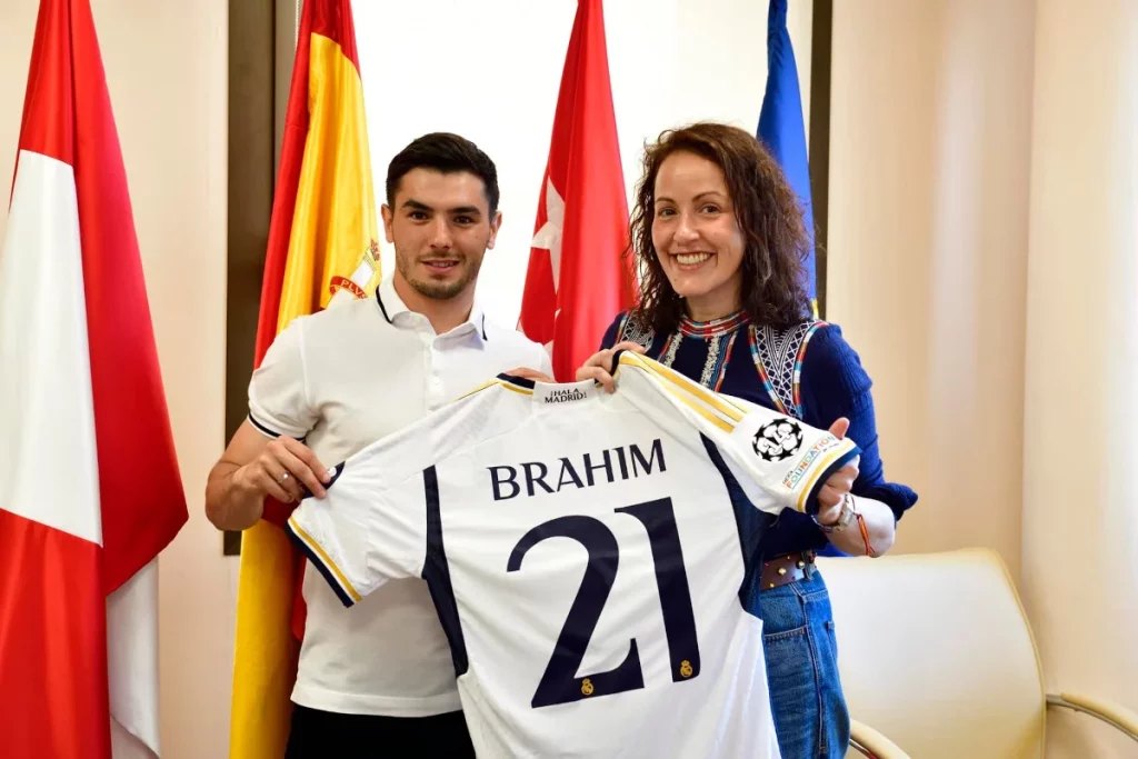 La alcaldesa, Lucía Soledad Fernández, recibió al jugador del Real Madrid C.F. y vecino de San Sebastián de los Reyes Brahim. 