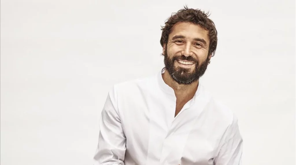 El insólito motivo por el que iban a detener a Álex García 2 Moncloa Alex García, un actor complejo, de contrastes y cautivador