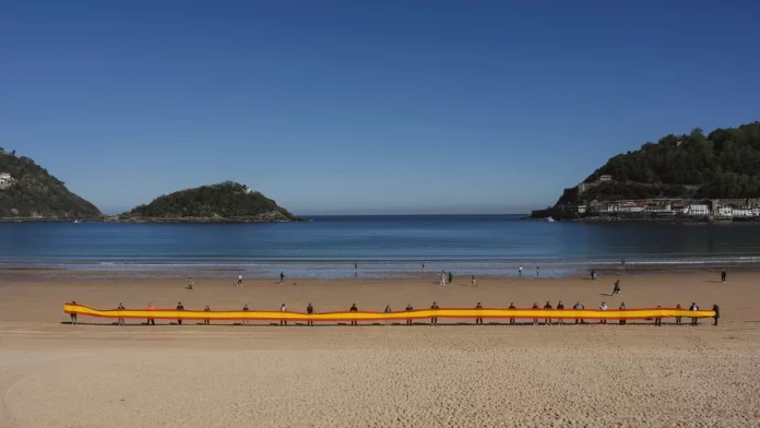 Vox cerró su campaña con una gran bandera en la playa La Concha.