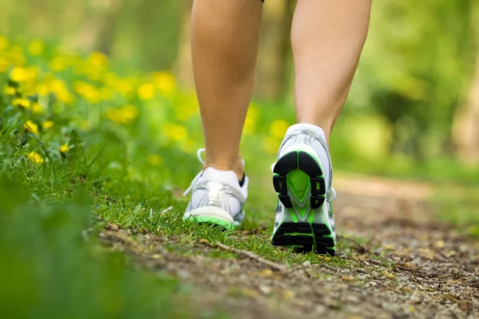 Cómo perder hasta 7 kilos en 30 días caminando solo 20 minutos al día