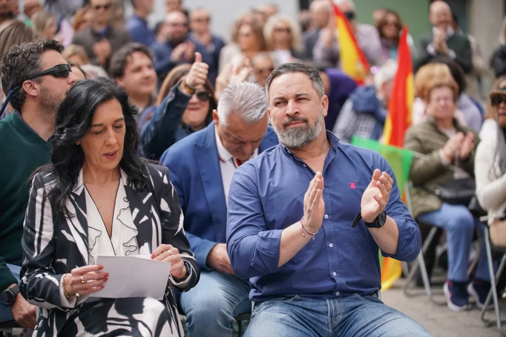 Abascal y Amaia necesitan apoderados para Vox: « que seáis apoderados. Para ser los ojos de Vox en cada mesa electoral y urna para que no se quede ni un solo voto sin contar».