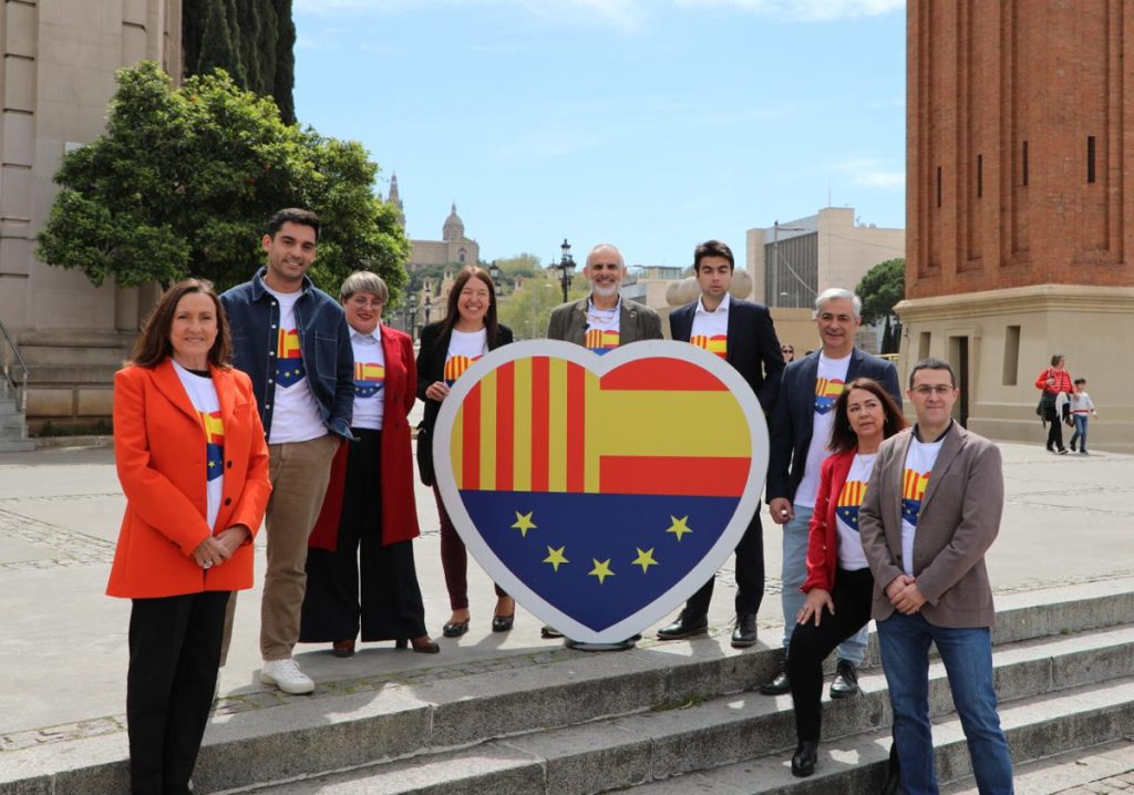 Carlos Carrizosa, líder de Ciudadanos en Cataluña y candidato a la Generalitat el próximo 12-M, junto con los ocho primeros de Barcelona