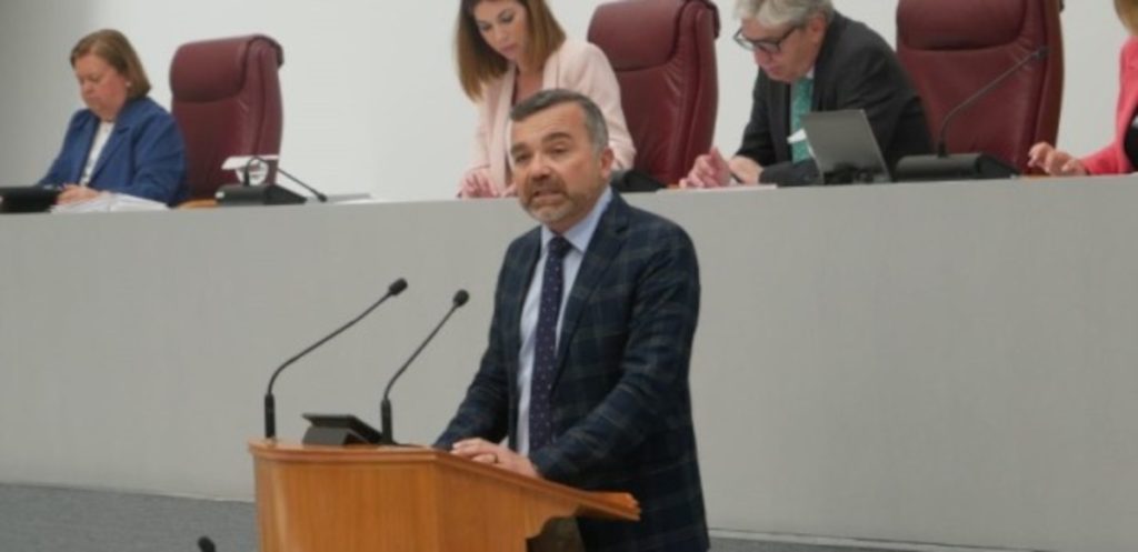 El PP pide aplazar el alta en la Seguridad Social a becarios 1 Moncloa Para Carlos Albaladejo, defensor de la iniciativa del PP de Murcia, es inadmisible que el Gobierno de Sánchez frene el avance que está teniendo la FP.
