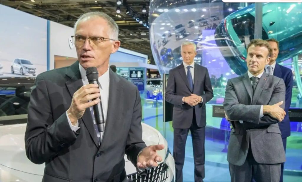 Carlos Tavares, CEO de Stellantis, y el presidente francés Emmanuel Macron en el Salón de París de 2022