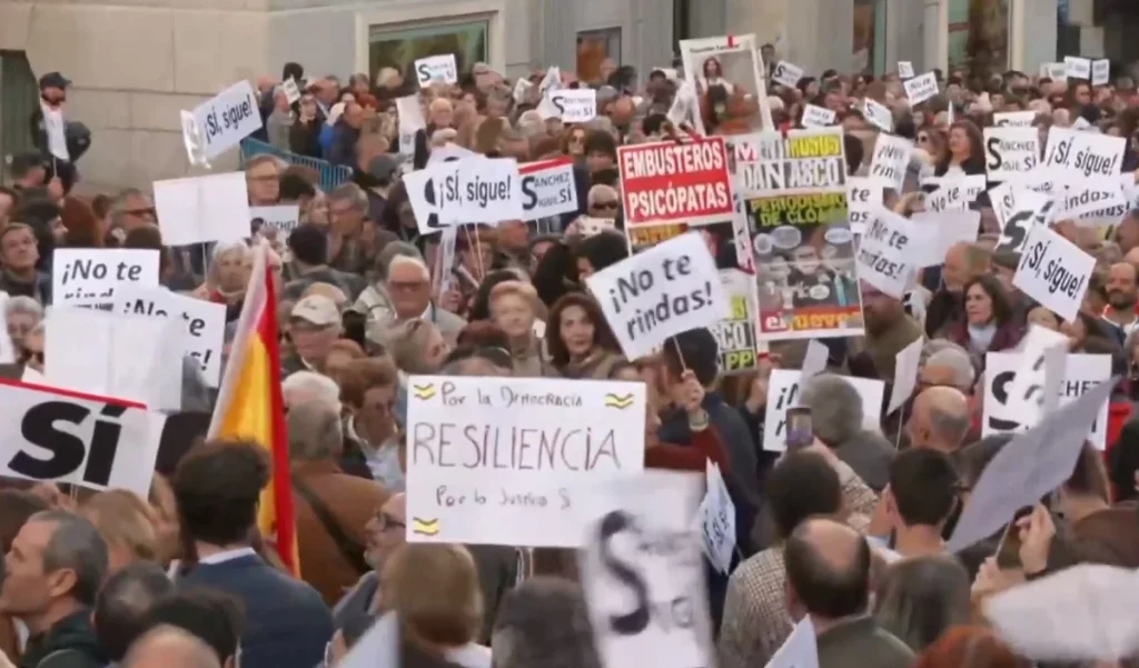 Pedro Sánchez decide su futuro y el del PSOE con España en vilo y una izquierda en las calles 2 Moncloa La manifestación de Más Madrid en el Congreso de los Diputados con mensajes insultantes