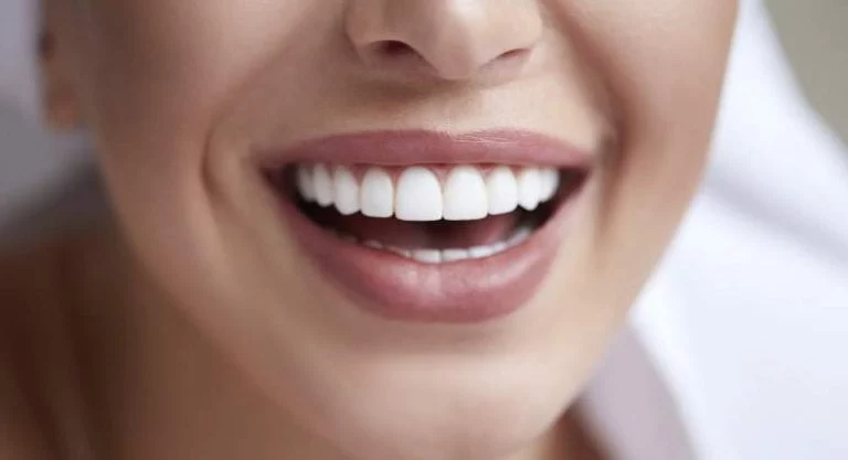 Cómo hacer enjuague bucal de salvia para dientes más blancos sin necesidad de químicos