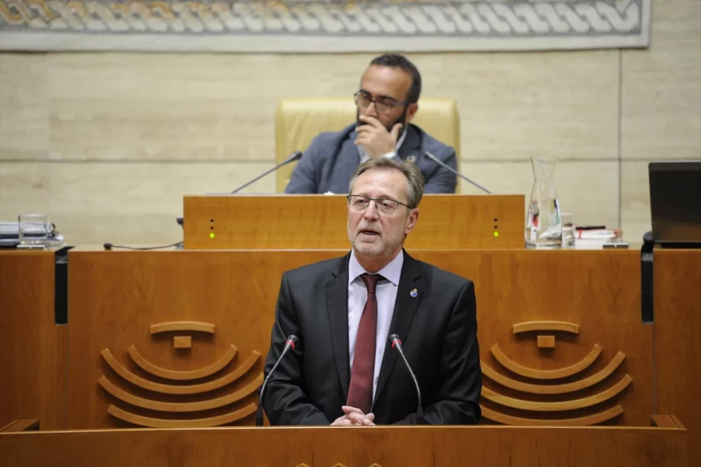 El diputado socialista Andrés Moriano hizo un comentario despectivo tras ser interrumpido en su turno de  palabra en la comisión de Economía de la Asamblea de Extremadura.