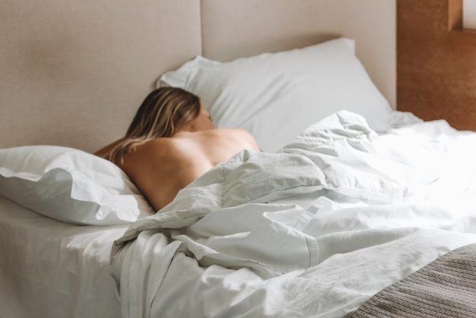 Cómo dormir sin ropa puede mejorar tu salud desde la primera noche