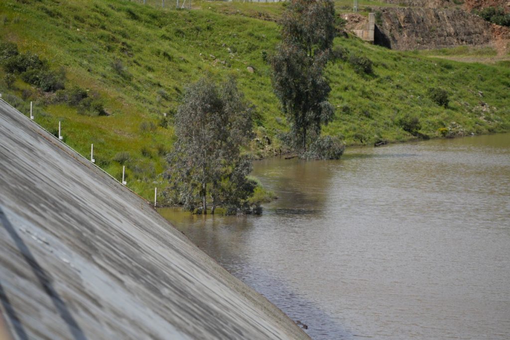 Embalse de Aznalcóllar. A 01 de abril de 2024, en Sevilla (Andalucía, España). Los embalses de la cuenca del Guadalquivir han recibido unos 1.043 hectómetros cúbicos (hm3) de agua con las lluvias.