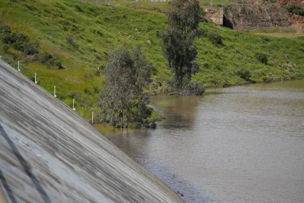 Juanma Moreno actúa contra la sequía pese al alivio de las lluvias 1 Moncloa Embalse de Aznalcóllar. A 01 de abril de 2024, en Sevilla (Andalucía, España). Los embalses de la cuenca del Guadalquivir han recibido unos 1.043 hectómetros cúbicos (hm3) de agua con las lluvias.