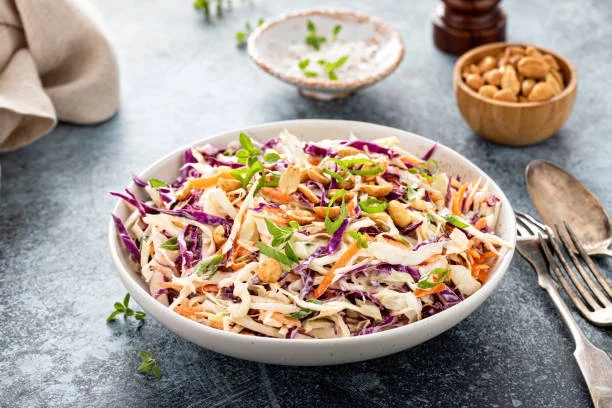 Así se prepara una versión saludable de la ensalada coleslaw