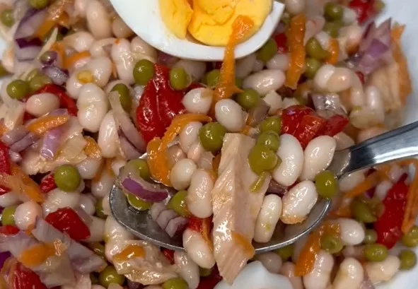 Ensalada de legumbres ideal para un almuerzo sano y nutritivo en la oficina