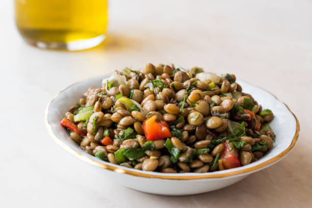 Ensalada de lentejas con vinagreta que te salvará en cualquier apuro