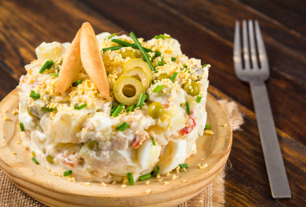 Reinventa tu ensaladilla: 3 recetas únicas que te sorprenderán