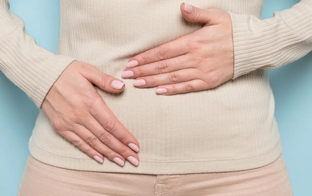 Adiós inflamación y estreñimiento con esta simple bebida casera