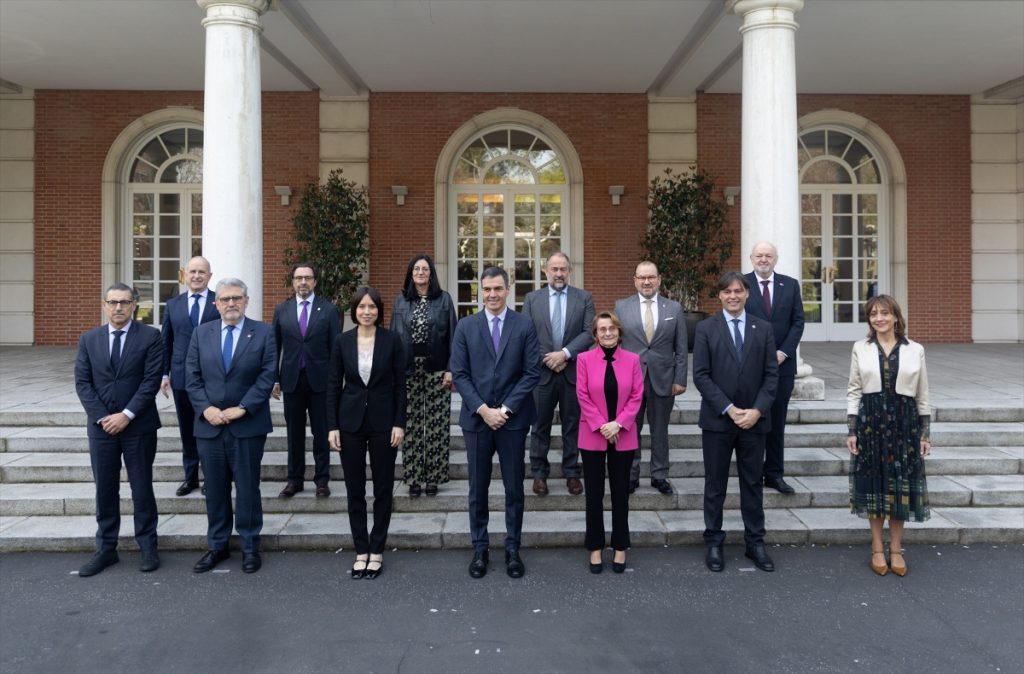 El PP pide aplazar el alta en la Seguridad Social a becarios 2 Moncloa La CRUE se reunió a mediados de marzo para pedir al Gobierno como a las comunidades autónomas para manifestar "la urgencia de contar con una financiación" para poner en marcha la nueva Ley Orgánica del Sistema Universitario (LOSU), aprobada hace casi un año.