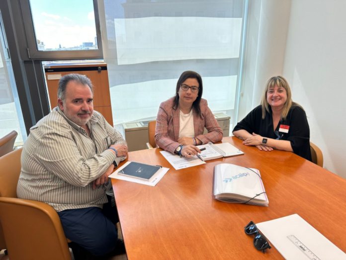 Ana Vázquez se ha reunido con funcionarios de prisiones para tratar de que se les reconozca como agente de la autoridad.