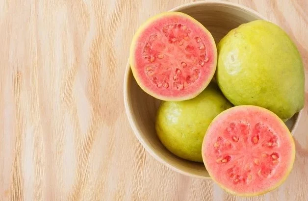 La 'superfruta' que potencia tu colágeno y rejuvenece tu piel 1 Moncloa Así ayuda la guayaba a la salud de la piel