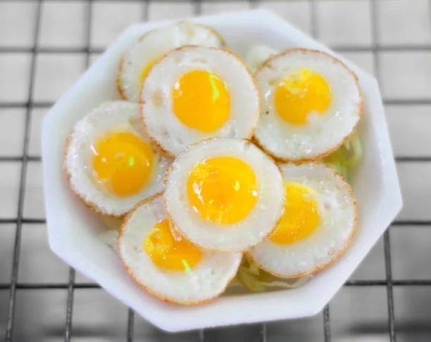 El truco para hacer muchos huevos fritos con un solo huevo