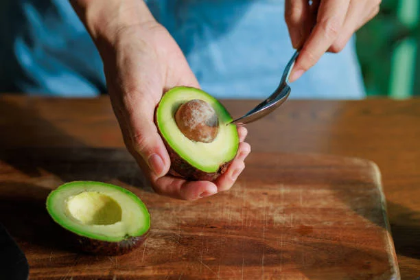 Reinventa tu ensaladilla: 3 recetas únicas que te sorprenderán 3 Moncloa Prueba la versión con aguacate y espárragos trigueros