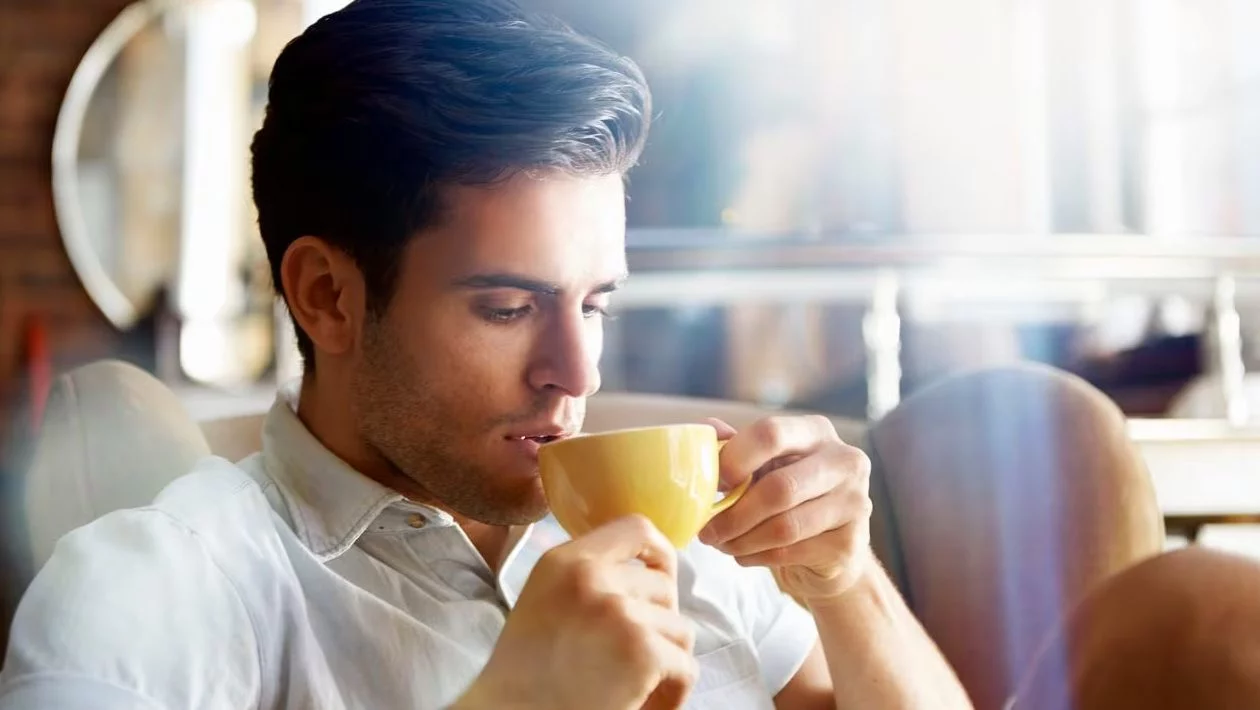 La infusión que debes evitar en ayunas para no dañar tu salud