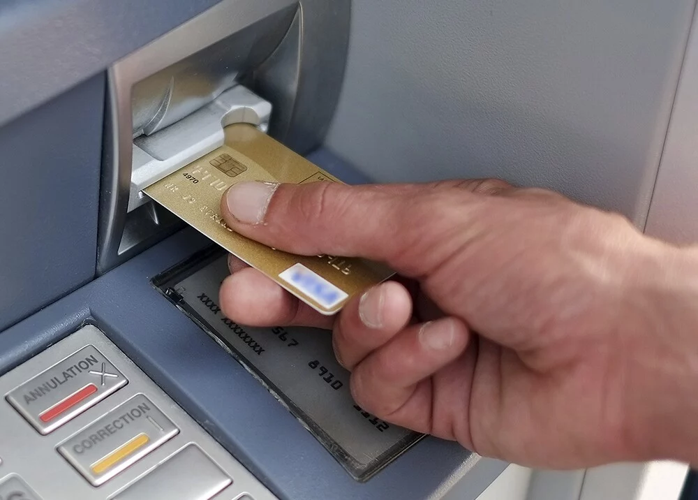 Antes de pagar con tarjeta o móvil, ¡asegúrate de esto! 2 Moncloa Evita el skimming en cajeros automáticos