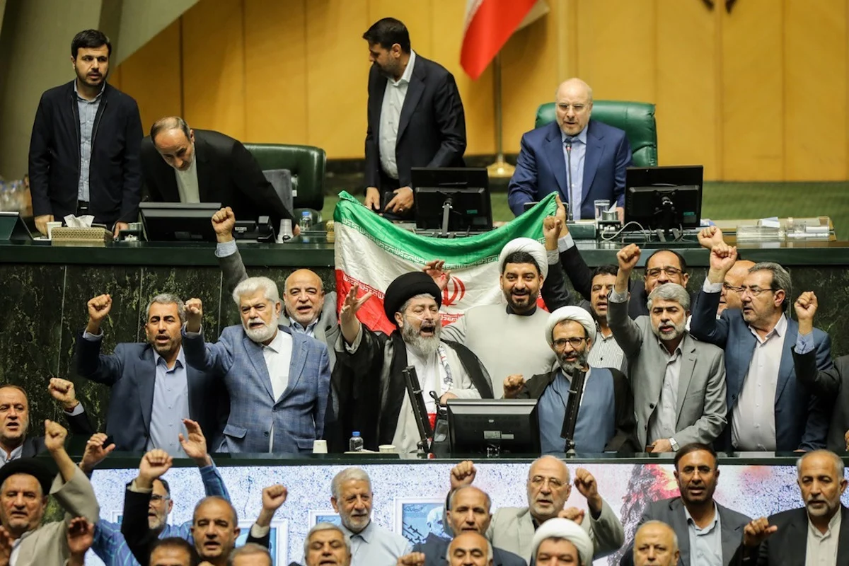 El Parlamento de Irán celebra el ataque a Israel