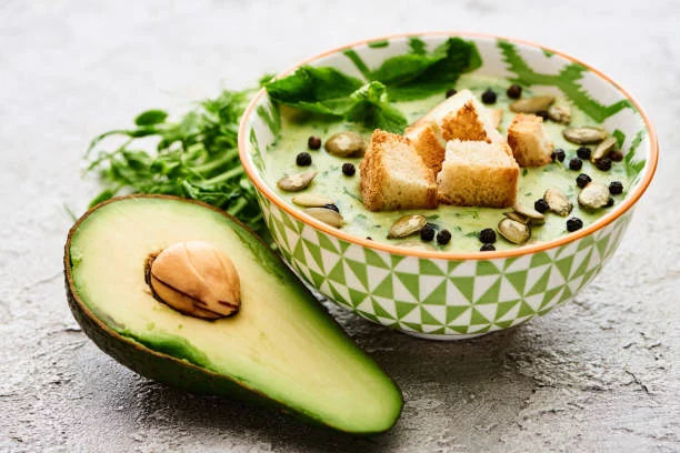 3 sopas frías para hacer con batidora de mano en un abrir y cerrar de ojos 1 Moncloa Aguacate: el ingrediente estrella de las sopas frías