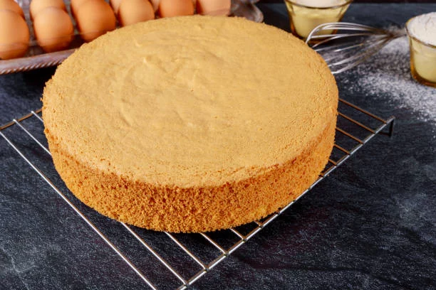 Bizcocho de yogur: El toque secreto de la abuela para que te quede esponjoso 1 Moncloa Preparación del bizcocho con la técnica de los 3 recipientes
