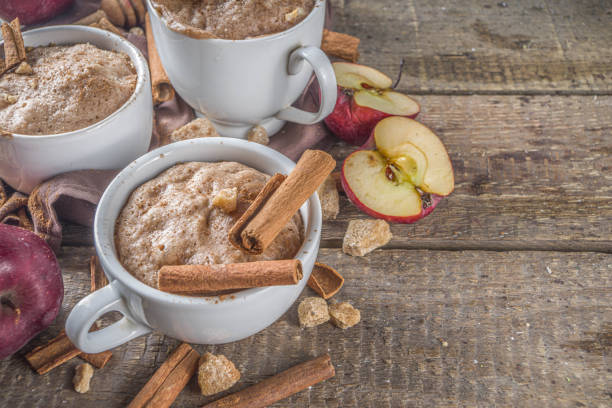 Torta de manzana en taza con pocos ingredientes