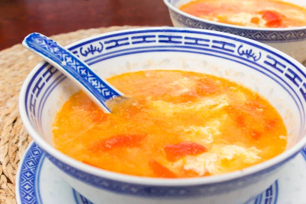 El secreto chino para hacer una sopa de tomate y huevo